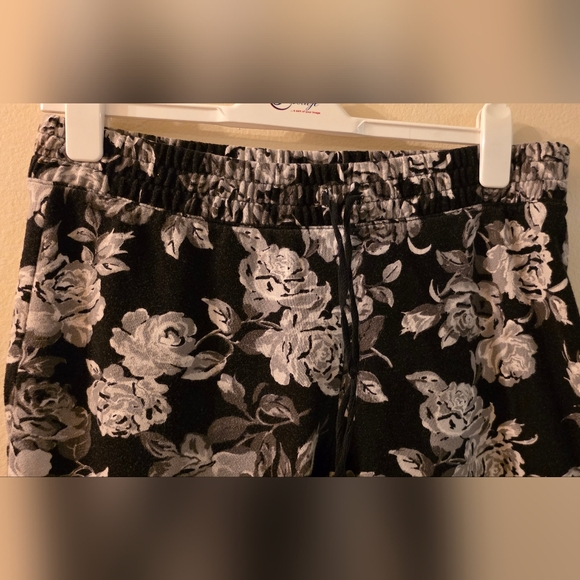 Cynthia Rowley Black and White Floral Joggers (Size Large) - Picture 2 of 14